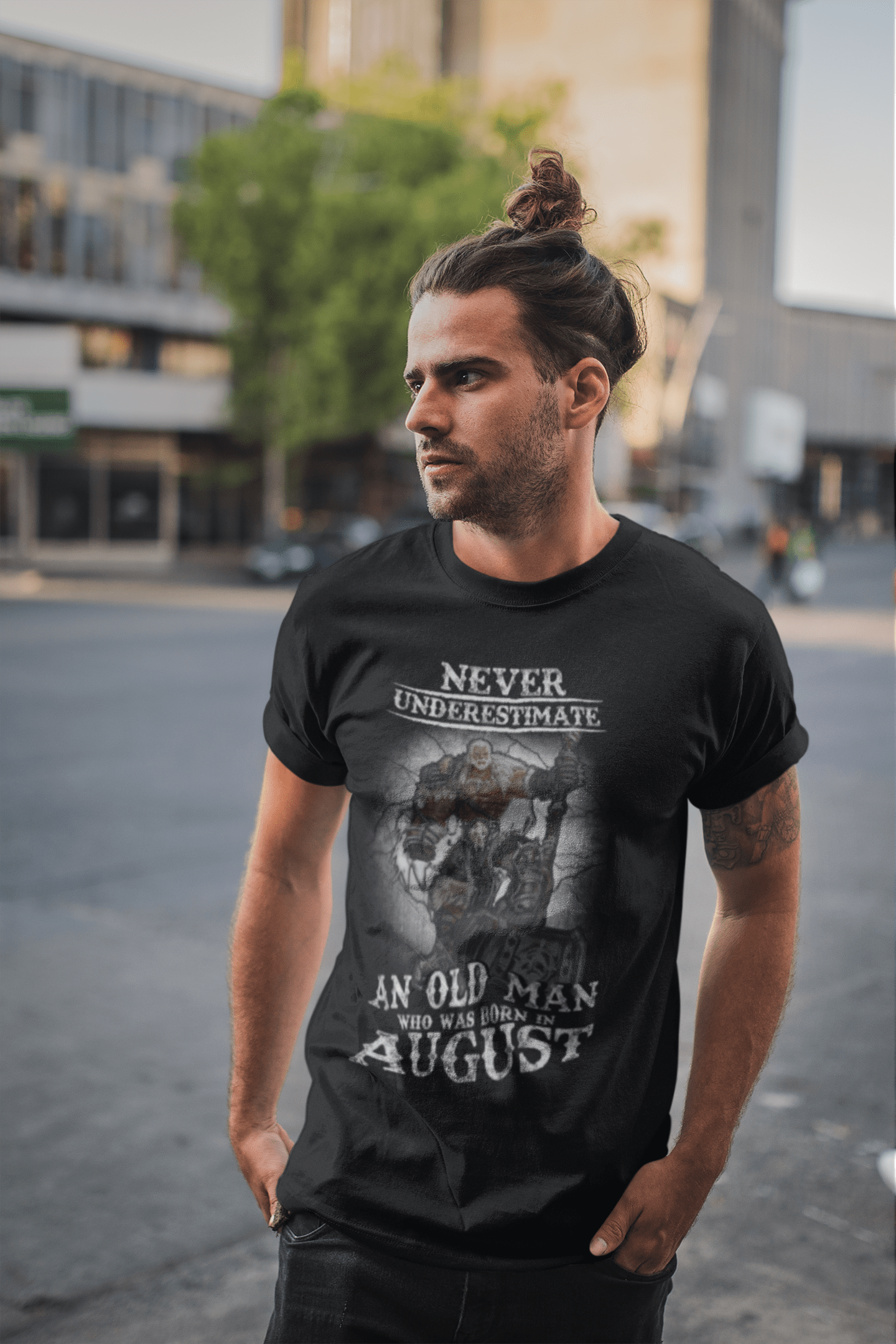 ULTRABASIC Men's T-Shirt Vintage Never Underestimate an Old Man Who Was Born in August - Birthday Gift Tee Shirt