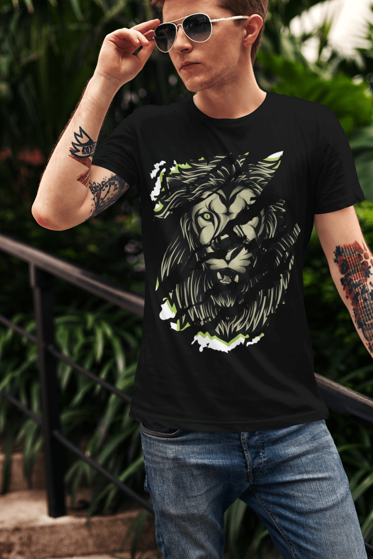 ULTRABASIC Men's Torn T-Shirt King Lion - Urban Vintage Graphic Shirt for Men